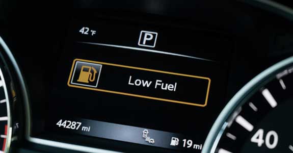 low_fuel_gage_on_car_575x300