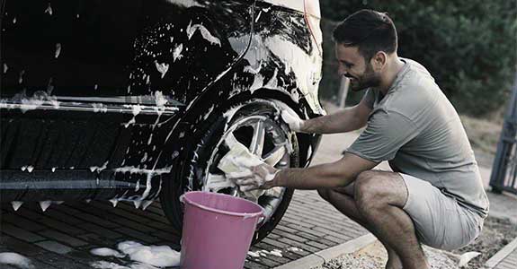 man_washing_car_575x300